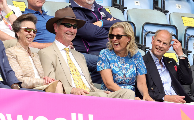 Принцеса Ан (вляво) и принц Едуард (вдясно) на първия ден от тазгодишните Игри