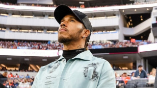 Люис Хамилтън вярва че Макс Верстапен има проблем с него