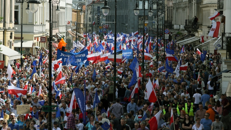 Хиляди поляци протестираха срещу законодателната политика на управляващите