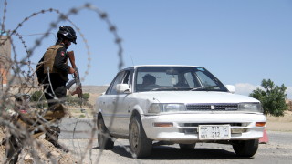 Тежко въоръжени талибански бойци нападнаха град Газни в центъра на