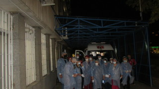 Лекари и медицински сестри се събраха тази вечер пред Спешно