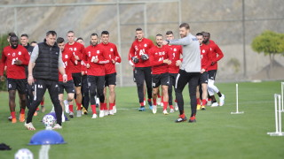 Феновете на ЦСКА не спират с въпросите защо няма нови