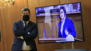 Лидерът на БСП Корнелия Нинова обяви в декларация от трибуната