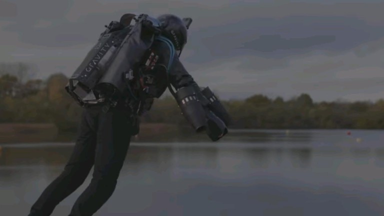 "Железният човек" полетя над езеро във Великобритания