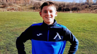 14 годишният Стивън има нужда от нашата помощ Детето тренира футбол