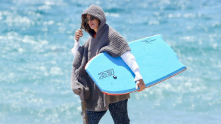 Джулия Робъртс с пуловер на плажа