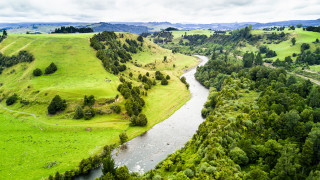 Течаща през сърцето на Северния остров на Нова Зеландия река