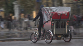 Френските власти спряха българските рикши по "Шанз Елизе"