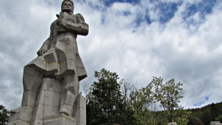 Вицепрезидентът Илияна Йотова заяви че българите отново са пред избор