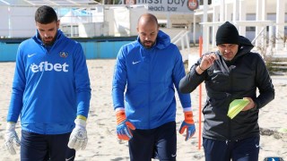 Треньорът на вратарите в Левски Димитър Иванков даде обширно