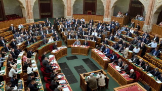 Парламентът на Унгария одобри пакет от закони които криминализират подпомагането