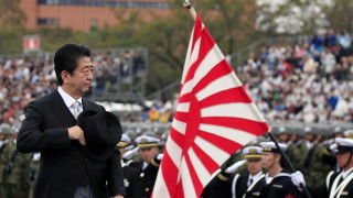 Японският премиер надъхва армията, обещава конституционни промени
