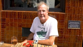 Може би знаете че известният автомобилен коментатор Джереми Кларксън не