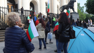 Палатки са опънати пред централния вход на Съдебната палата в