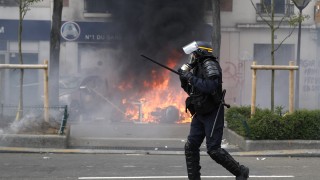 Безредици в Париж, крайнолеви анархисти чупят и палят
