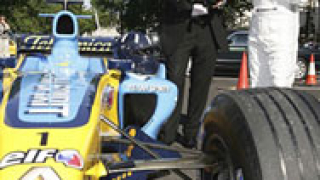 Болид "Renault F1" в двора на британското правителство