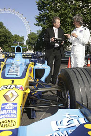 Болид "Renault F1" в двора на британското правителство
