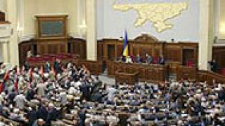 Парламентът на Украйна втори ден блокиран