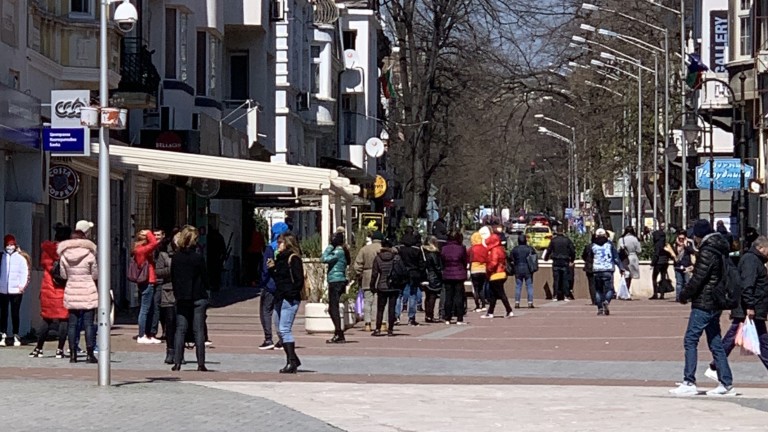 Граждани алармираха за опашки пред Бюрото по труда във Варна.