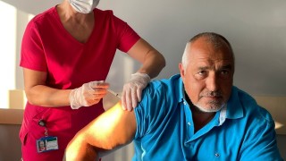 Борисов си постави втора доза Covid ваксина и призова: Ваксинирайте се
