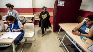 Гласуването на изборите в Турция официално приключи съобщава Ройтерс Тези