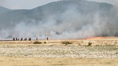 Сухи треви горят до военния полигон край Змейово