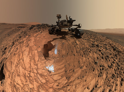 "Кюриосити" си направи "селфи" на скала на Марс