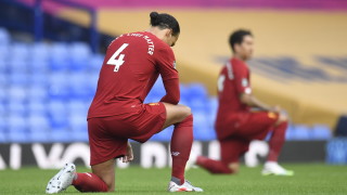 Звездата на Ливърпул Върджил ван Дайк е започнал леки тренировки