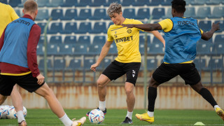 Футболистът на Ботев Пловдив Михаил Прокопиев нападна треньора на отбора