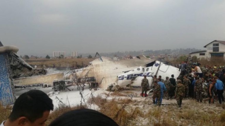 Пътнически самолет се е разбил на международното летище в непалската