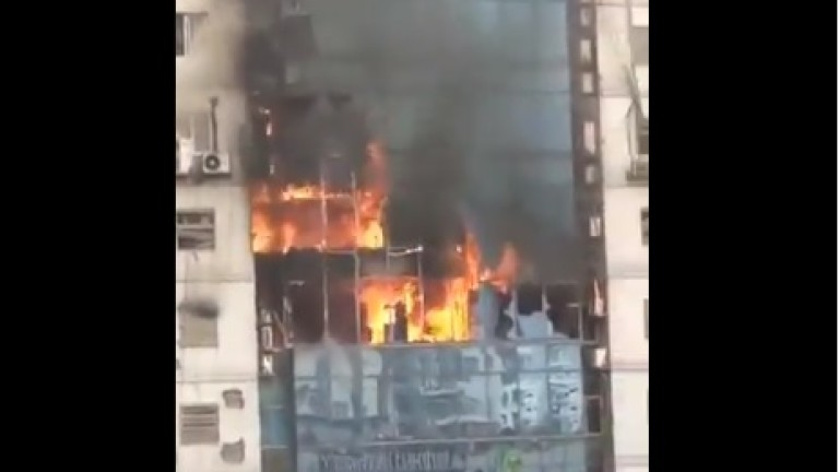 Голям пожар възникна в 19-етажна офис сграда в бангладешката столица