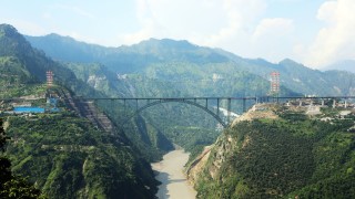 В сърцето на индийските Хималаи над бурната река Ченаб се