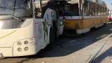 Трамвай дерайлира след сблъсък с автобус на бул. "Ситняково"