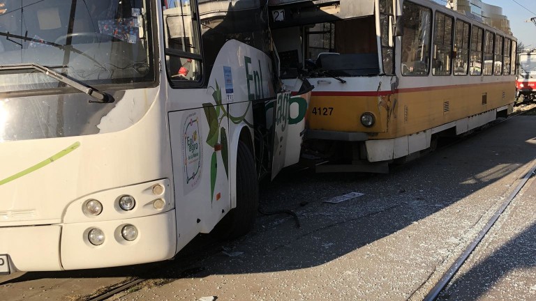 Трамвай дерайлира след сблъсък с автобус на бул. "Ситняково"