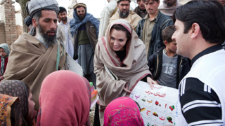 Нападнаха Анджелина Джоли в Тунис 
