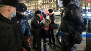 В Русия протестират срещу инвазията в Украйна, но Москва мачка критиците
