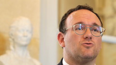 Френски министър отхвърли обвинения в изнасилване 