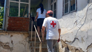 Българският червен кръст БЧК помага на пострадалите при пожарите у