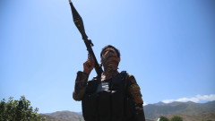 Талибаните издигнаха знамето си на границата между Афганистан и Таджикистан