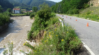 Панагюрци протестират с подписка за спешен ремонт на пътя от