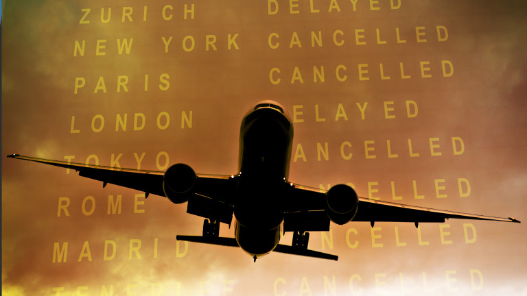 Европейска авиокомпания прекрати всички полети: Какви права имат пътниците?