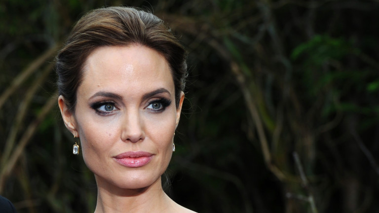 Анджелина Джоли използва списание Time, където в оp-еd статия (писмен