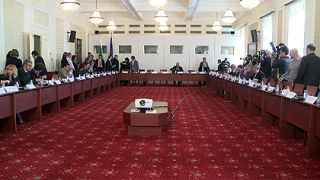 Статутът на ЦИК и гласуването в чужбина разединява депутатите