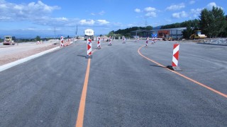 Подпорна стена рухна и затвори едното платно на пътя за Девин