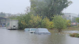 Проливните дъждове заляха и Русе - наводнени улици, закъсали коли и паднали дървета