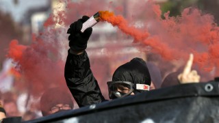 Полицията е използвала пиперлив и сълзотворен газ за да разпръсне