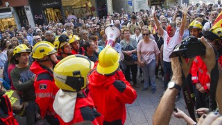 Кадрите с насилие от Барселона шокират И ако двата политически