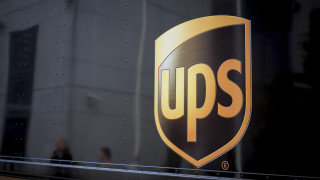 Голям товарен самолет на UPS с трима души на борда