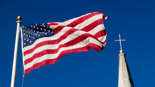 Американците зарязват религията заради алергична реакция към християнския национализъм