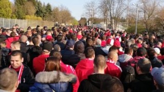 Струпване на стотици фенове на ЦСКА броени минути преди началото